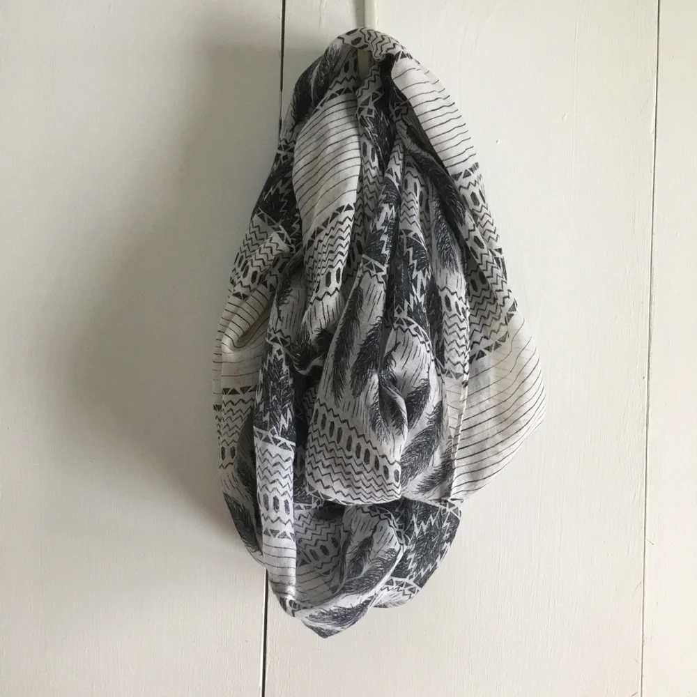 💚 5 for $15! 💚 Black and White Feather Print Infinity Scarf